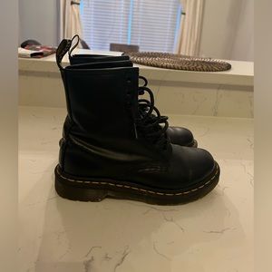 DR. MARTENS! SIZE 6… fits more like a 7!